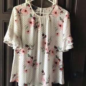 Blouse white with black pokadots and pink flowers.